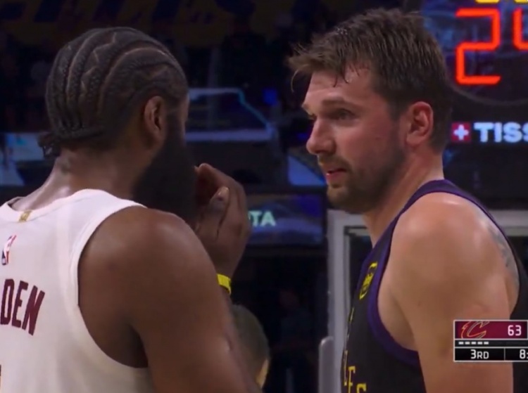 开云网址-哈登和东契奇在场上愉快聊天 还捂着自己的胡子😂